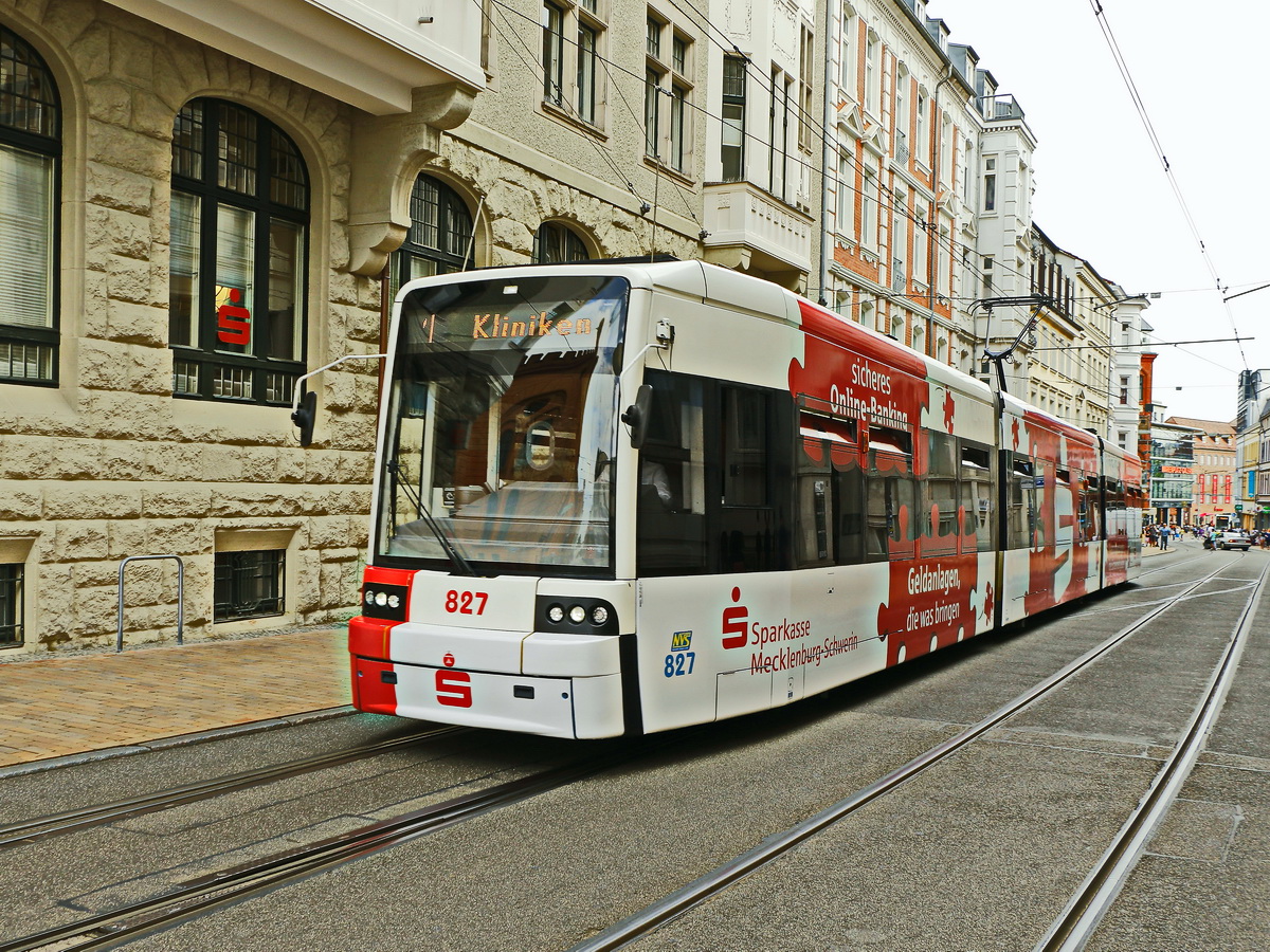 Bombardier Flexity Classic 827 des Nahverkehr Schwerin in Schwerin am 01. August 2019 in Richtung Marienplatz 