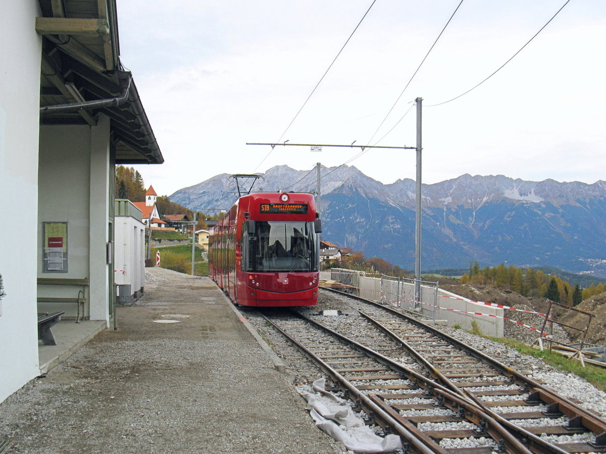 Bombardier Flexity Outlook Tw. 351 der Innsbrucker Verkehrsbetriebe an der Haltestelle Kreith der Stubaitalbahn. Es finden gerade Bauarbeiten für barrierefreie Bahnsteige statt. Aufgenommen 2.11.2008.