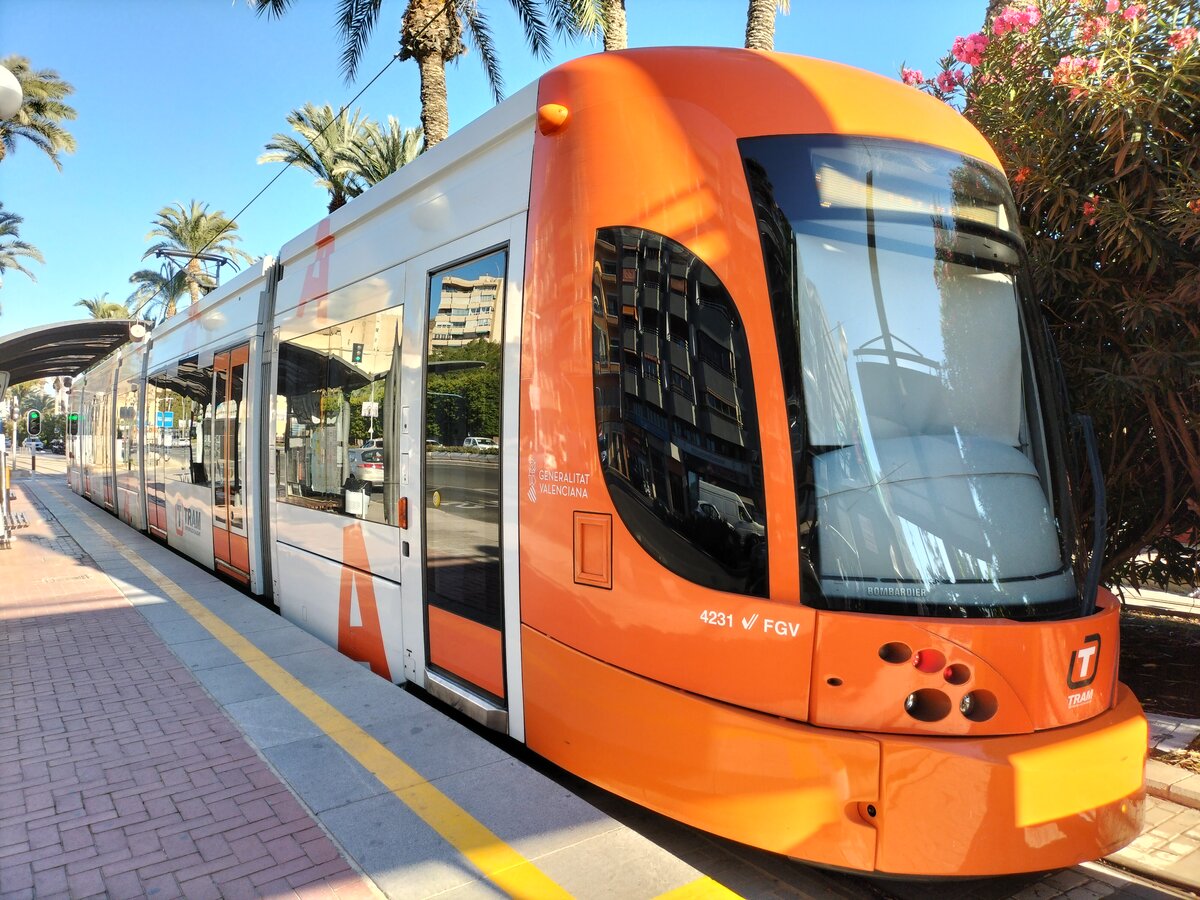 Bombardier Flexity Outlook, Wagen 4231, Ferrocarriles de la Generalitat Valenciana (FGV), wartet an der Endhaltestelle Puerta del Mar in Alicante am 13.11.2023.