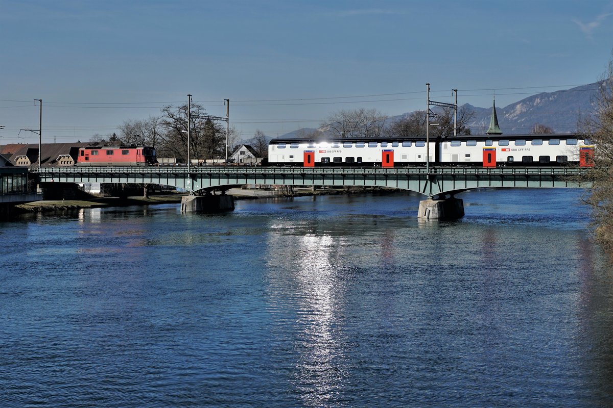 BOMBARDIER FV DOSTO RABDe 502 ÜBERFUHR.
Noch am 25. Februar 2019 brachte die Re 420 271 die Hälfte eines TWINDEXX nach Villneuve. Diese Aufnahme entstand während dem Passieren der Aarebrücke von Wangen an der Aare.
Foto: Walter Ruetsch