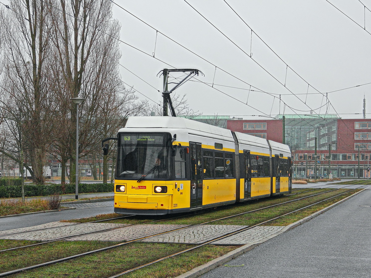 Bombardier GT6N   2231 auf der Linie 63 kurz vor der Endhaltestelle Karl-Ziegler-Straße in Berlin Adlershof am 31. Dezember 2017.