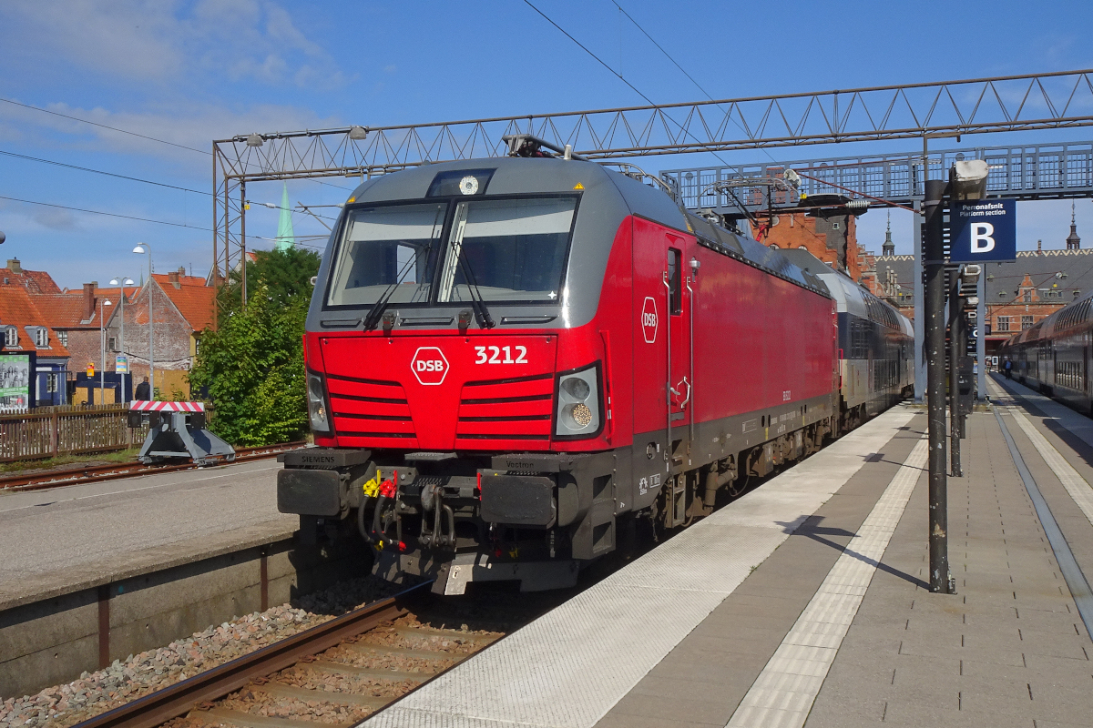 Bombardier und Siemens in Dänemark vereint: Mit einem Regionalzug nach Roskilde - bestehend aus Doppelstockwaggons von Bombardier - steht Siemens Vectron 3212 der DSB bereit im Bahnhof Helsingør.
Helsingør, Freitag, 1. September 2023, 14.22 Uhr