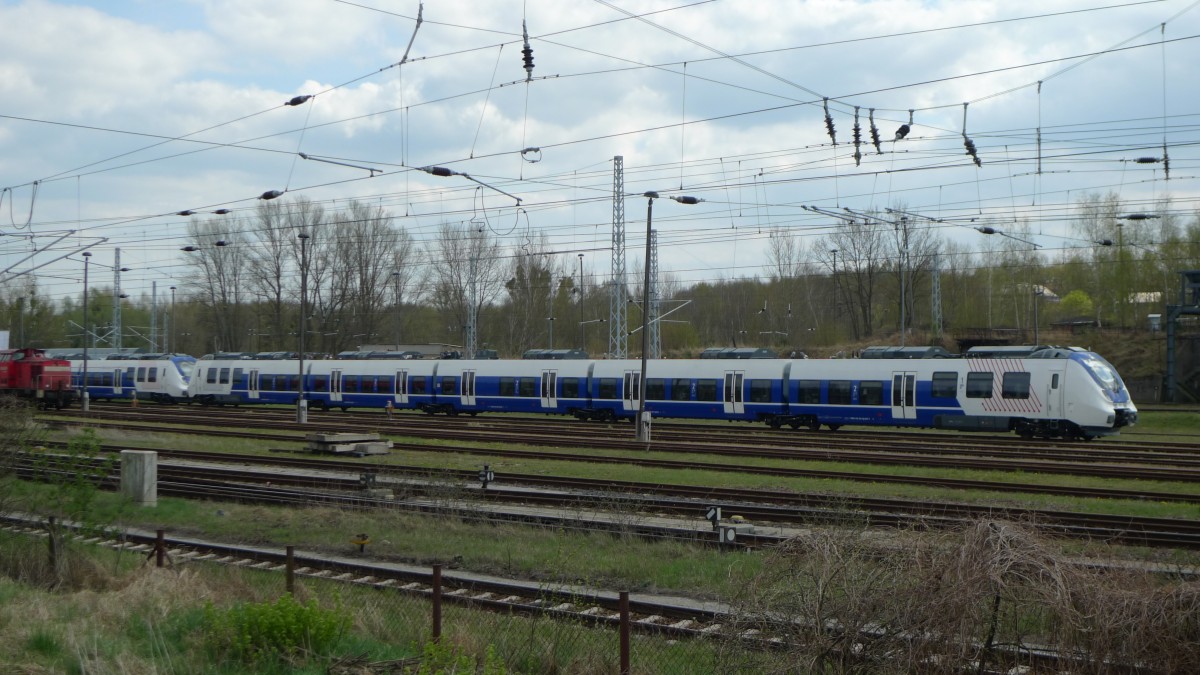 Bombardier Talent 2 von National Express, abgestellt im RLC Wustermark. Aufnahme vom 19.4.2015. (Aufnahmestandort: Bahnhof Elstal, Bahnsteig).