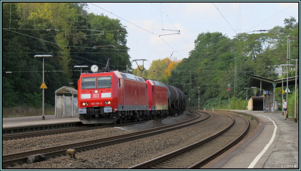 Bombardier Traxx 185 in Doppeltraktion mit einen langen Kesselwagenzug am Haken,hier zu sehen im Gleisbogen bei Eschweiler (Rhl),am 01.Oktober 2014.