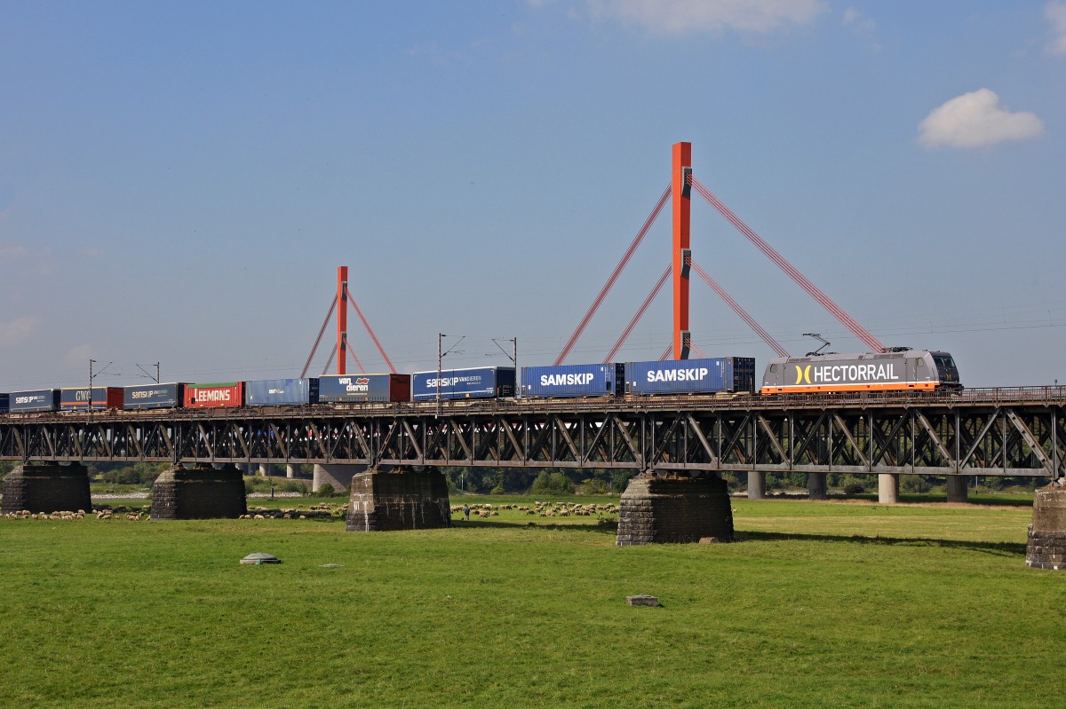 Bombardier TRAXX F 140 am 16.09.2014 in Duisburg auf der Haus-Knipp-Brücke.