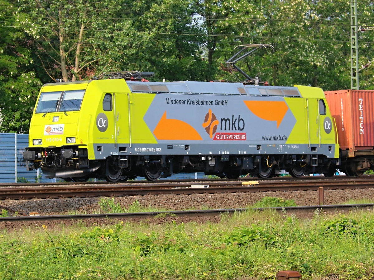 Bombardier TRAXX F140 AC2  119 010-6  --> Die  Neue  bei den Mindener Kreisbahnen GmbH, Minden -- MKB <br>
(NVR: 91 76 0119 010-6 N-MKB) Die Lok war am 27.05.2016 mit einem Containerzug durch  Seelze<br> Richtung Wunstorf unterwegs...
<P>Weitere Bilder zum Thema Bahnfotografie gibt es auf meiner Site unter:<br> 
<a href= http://www.ralf-bueker.de/Ralf's Eisenbahnbilder.htm target= _blank >Ralf's Eisenbahnbilder