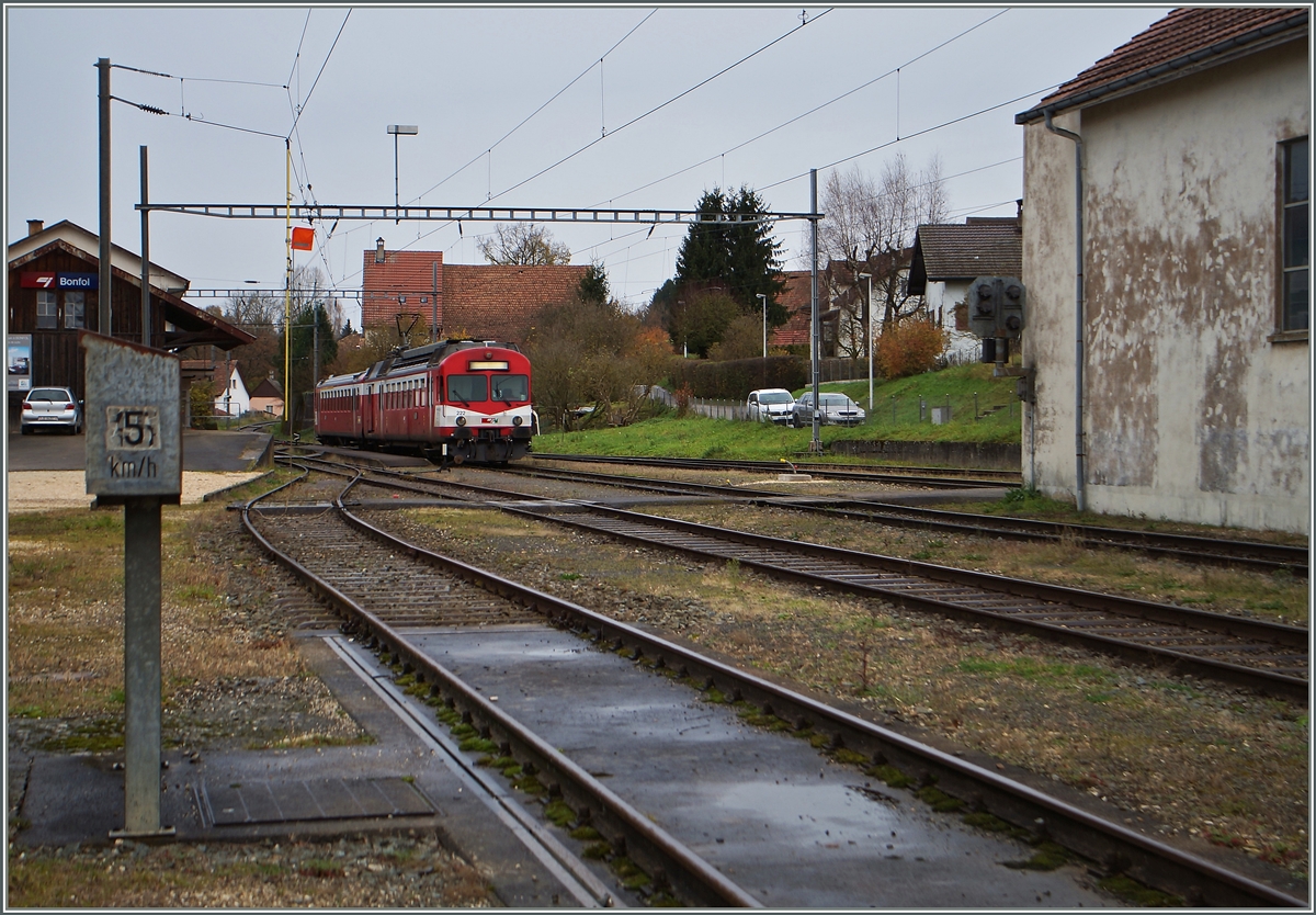 Bonfol, die Endstation der CJ; früher bestand eine Verbindung nach dem im Elsass gelegen Altkirch an der Strecke Mulhouse - Belfort. 
Im Bahnof wartet der CJ Regionalzug 26452 bestehend aus dem ex EBT/VHB/SMB BDe 4/4 222 (UIC 94 85 7 566 222-6) mit dem Bt 50 85 80 35 922-4 auf die Abfahrt.
17. Nov. 2014
