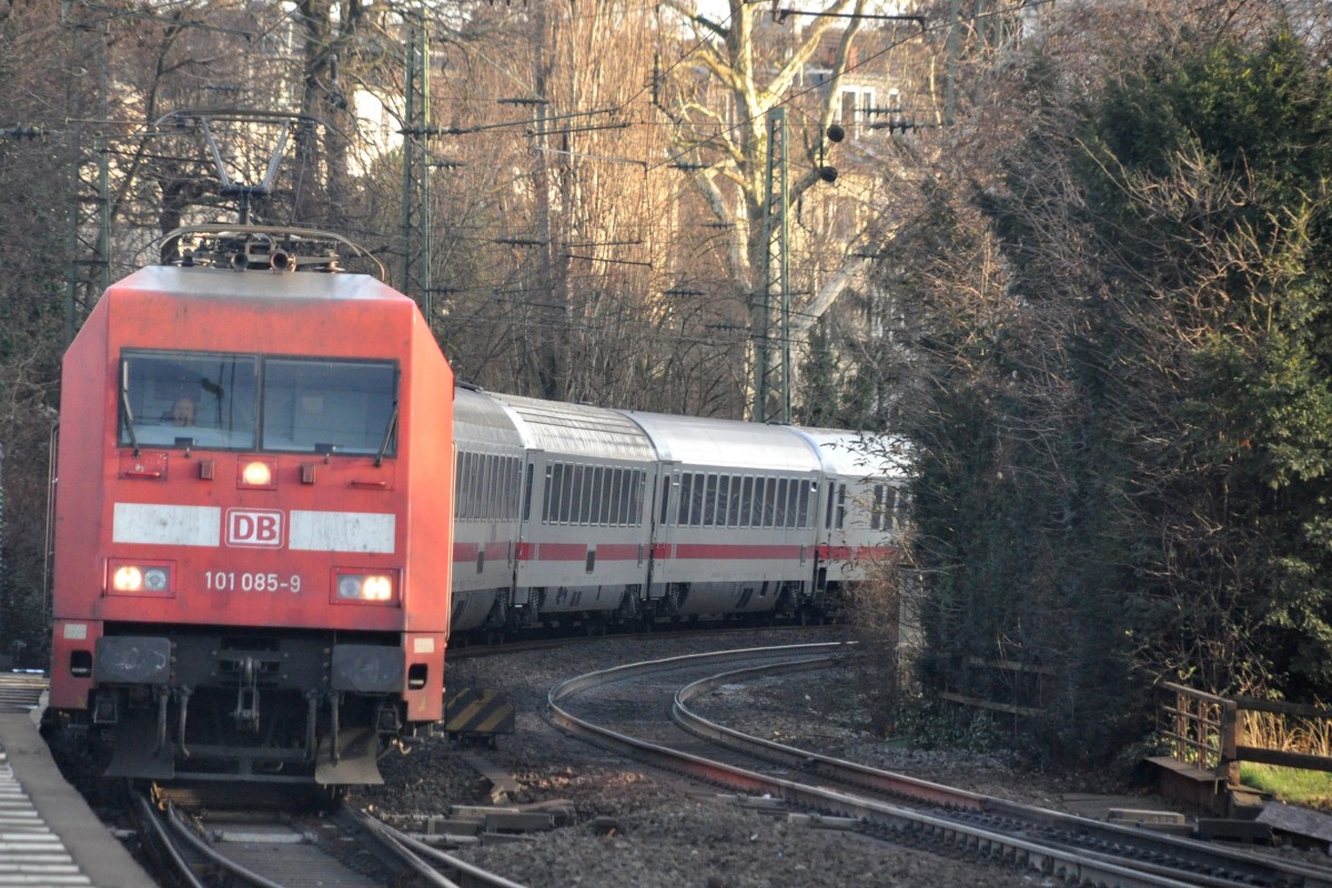 BONN, 08.01.2014, 101 085-9 vor einem IC bei der Einfahrt in Bonn Hauptbahnhof