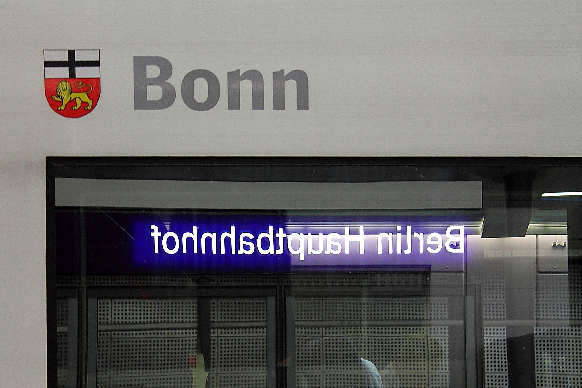 Bonn ist in Berlin angekommen.
Hier die kurze, knappe Aufnahme zum Bild (ID 899568) im Vergleich einen Monat später .
Der Tz 208 als ICE 554 nach Köln Hbf am 18.10.2015 in Berlin Hbf.
