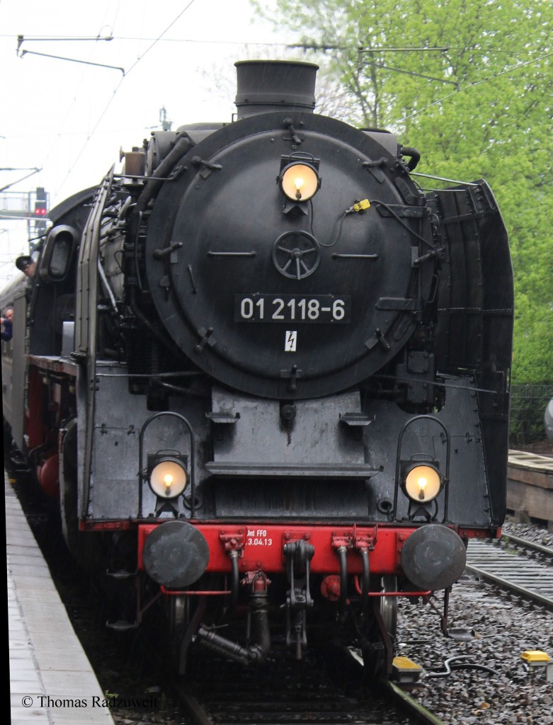 Bonn Hbf am 25.April 2015: Die BR 01 118 (01 2118-6) fährt auf Gleis 2 in den Bahnhof ein. Sie wird den Sonderzug  Fahrt in den Frühling  über Remagen, weiter nach Kreuzberg / Ahr und zurück und von dort über Koblenz nach Cochem an der Mosel bringen.