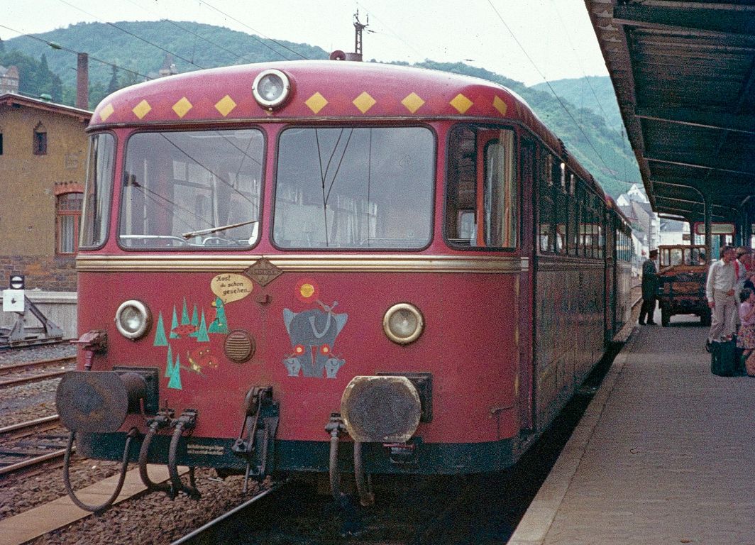 Boppard im Juni 1982. Die Simmerner Schienenbusse waren interessant von Schulkindern bemalt worden.