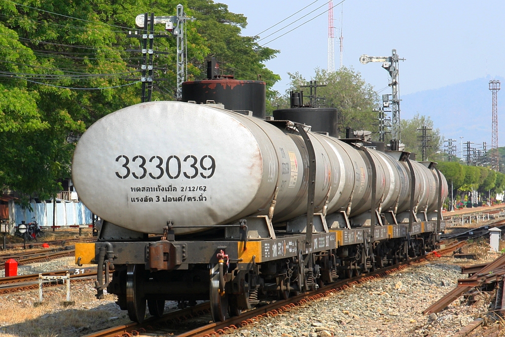 B.O.T. 333039 (บ.ท.ค. = B.O.T./Bogie Oil Tank Wagon) am 24.März 2023 in der Nakhon Lampang Station.
