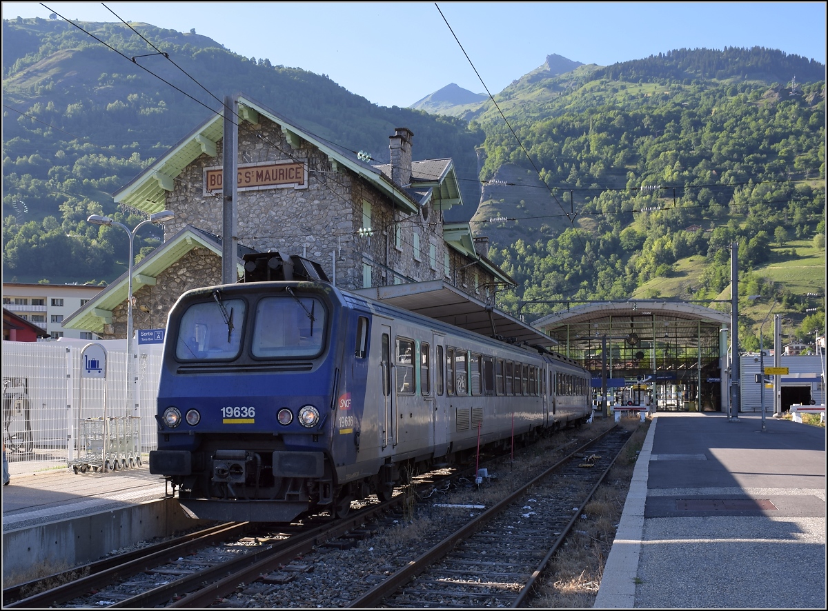 Bourg-Saint-Maurice, Dorf mit TGV und Eurostar-Anschluss aus London, Paris, Amsterdam, Brüssel und Lyon. Allerdings nur im Winter. 

Im Sommer reicht der zweiteilige SNCF Z 9363 völlig aus, hier die Steuerwagenseite. Juli 2017.