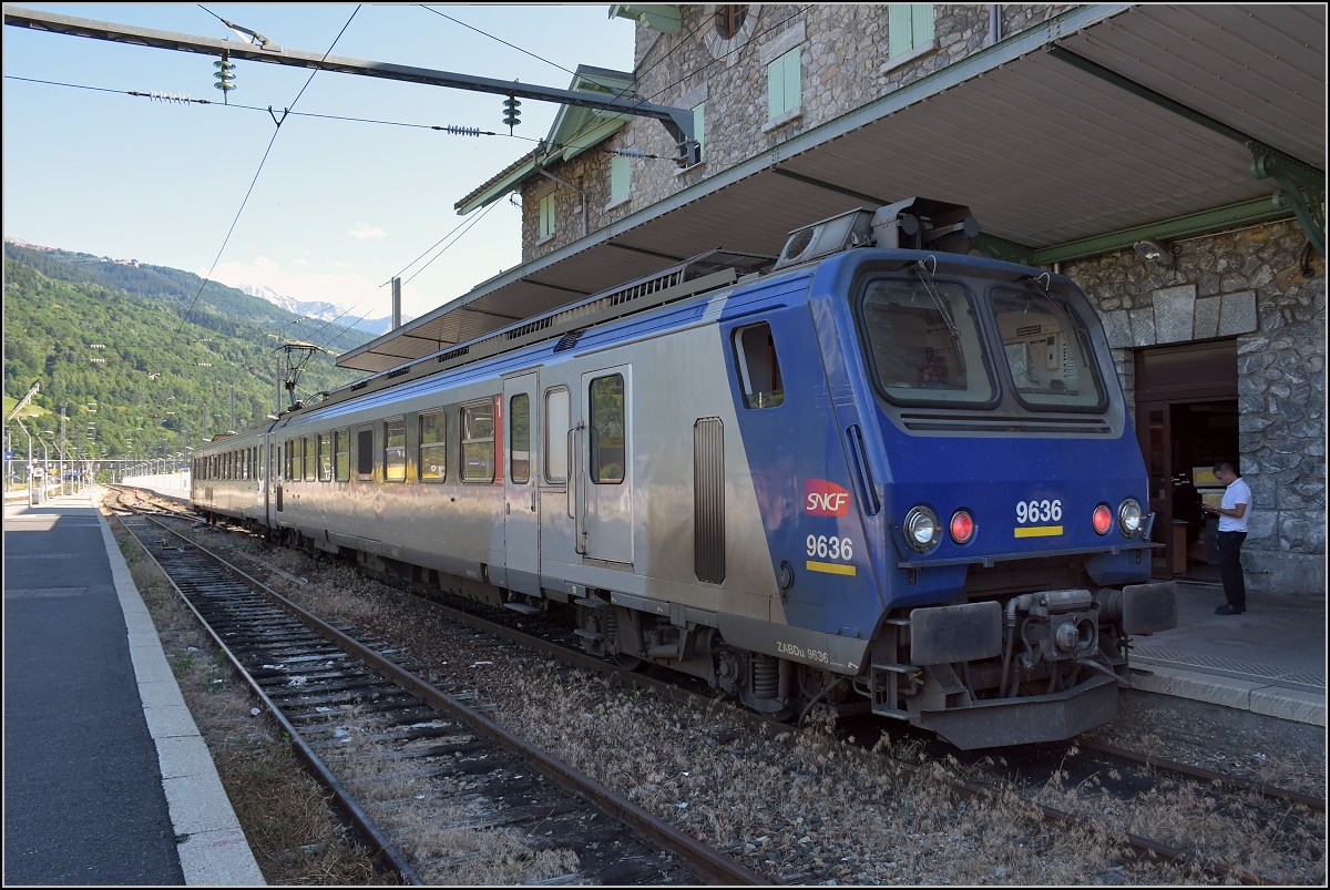 Bourg-Saint-Maurice, Dorf mit TGV und Eurostar-Anschluss aus London, Paris, Amsterdam, Brüssel und Lyon. Allerdings nur im Winter. Im Sommer sind die Bahnsteige wesentlich überdimensioniert. Der zweiteilige SNCF Z 9363 reicht völlig aus. Juli 2017.