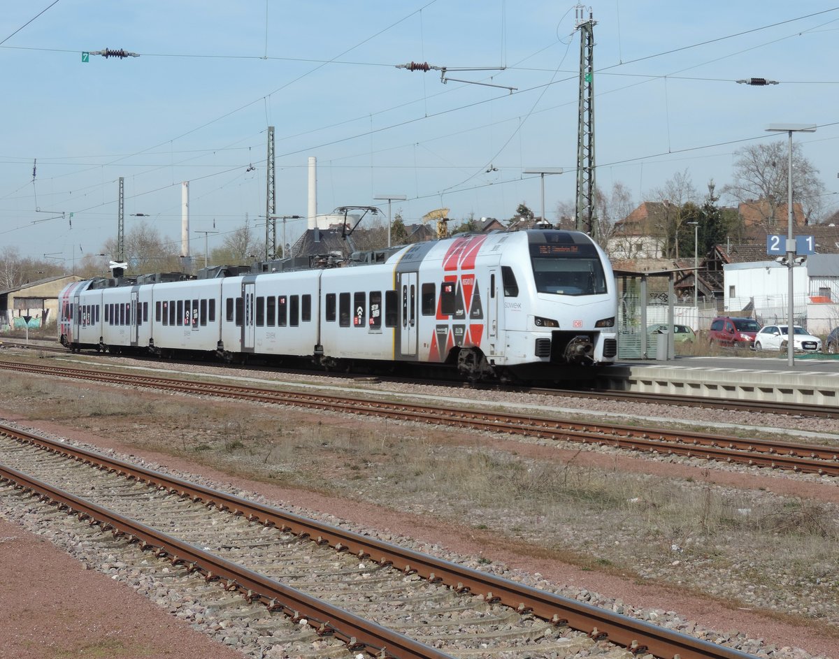 Bous - 22 März 2019 : Süwex Flirt Triebwagen 429 616 mit dem RE 1  Koblenz - Mannheim fâhrt am Bahnhof Bous vorbei....