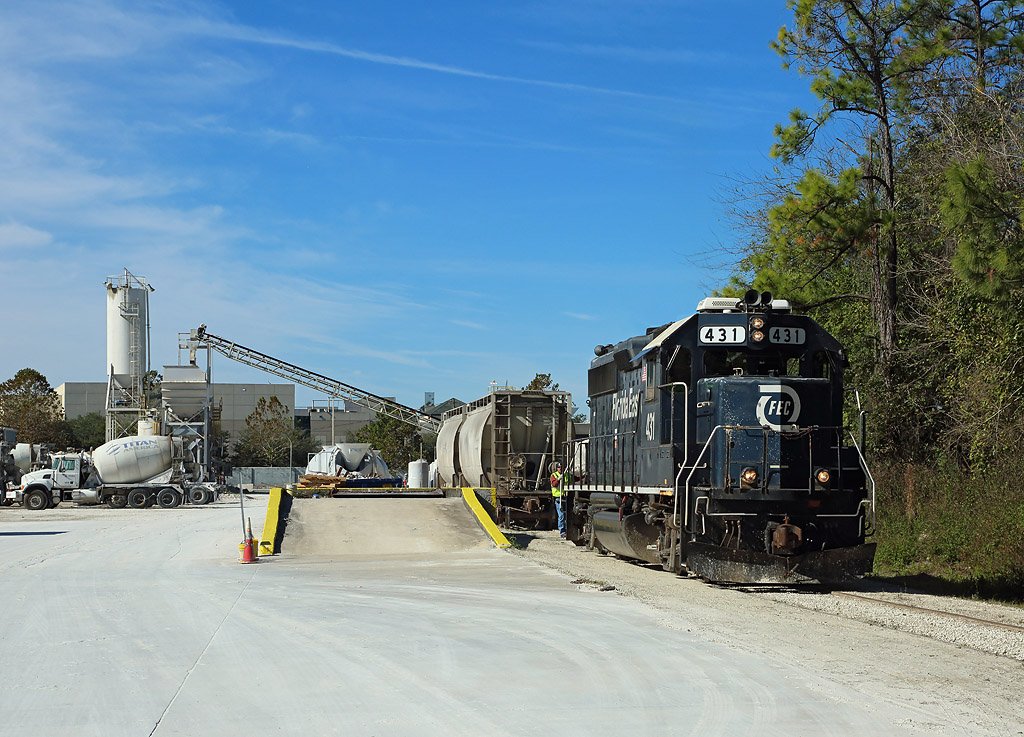 Bowden local 905 drops off two cement cars at Titan America, Jacksonville, 29 Nov 2018.