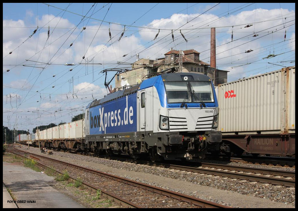 Boxpress Vectron 193843 kam hier am 30.08.2016 um 14.34 Uhr in Richtung Süden fahrend durch Verden an der Aller.