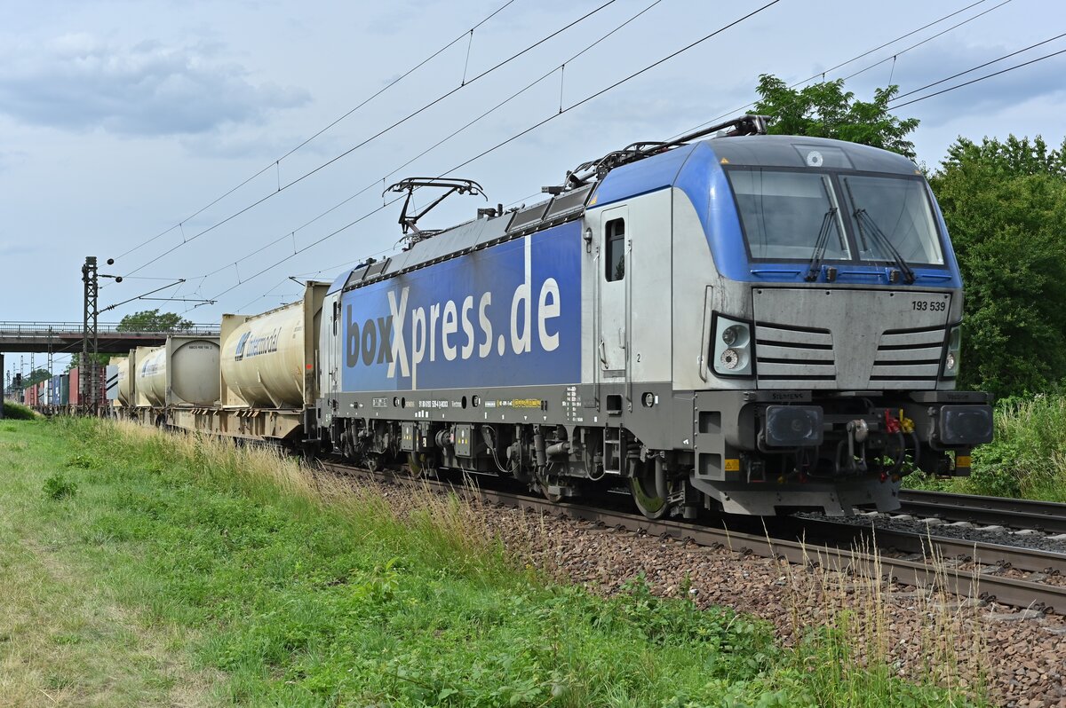BOXXPRESS 193 539 kommt mit einem KLV bei Weinheim vor mein Objektiv am Sonntag den 27.6.2021 gen süden fahrend.