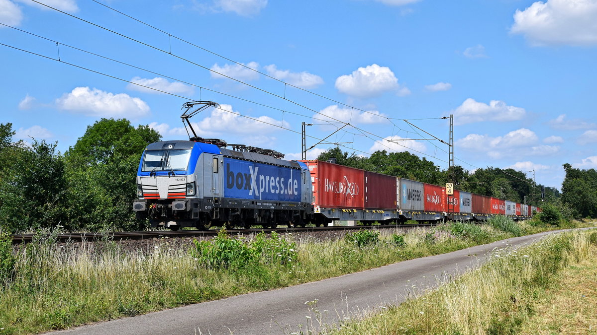 boxXpress 193 833 mit Containerzug in Richtung Hannover (Eilvese, 16.07.18).