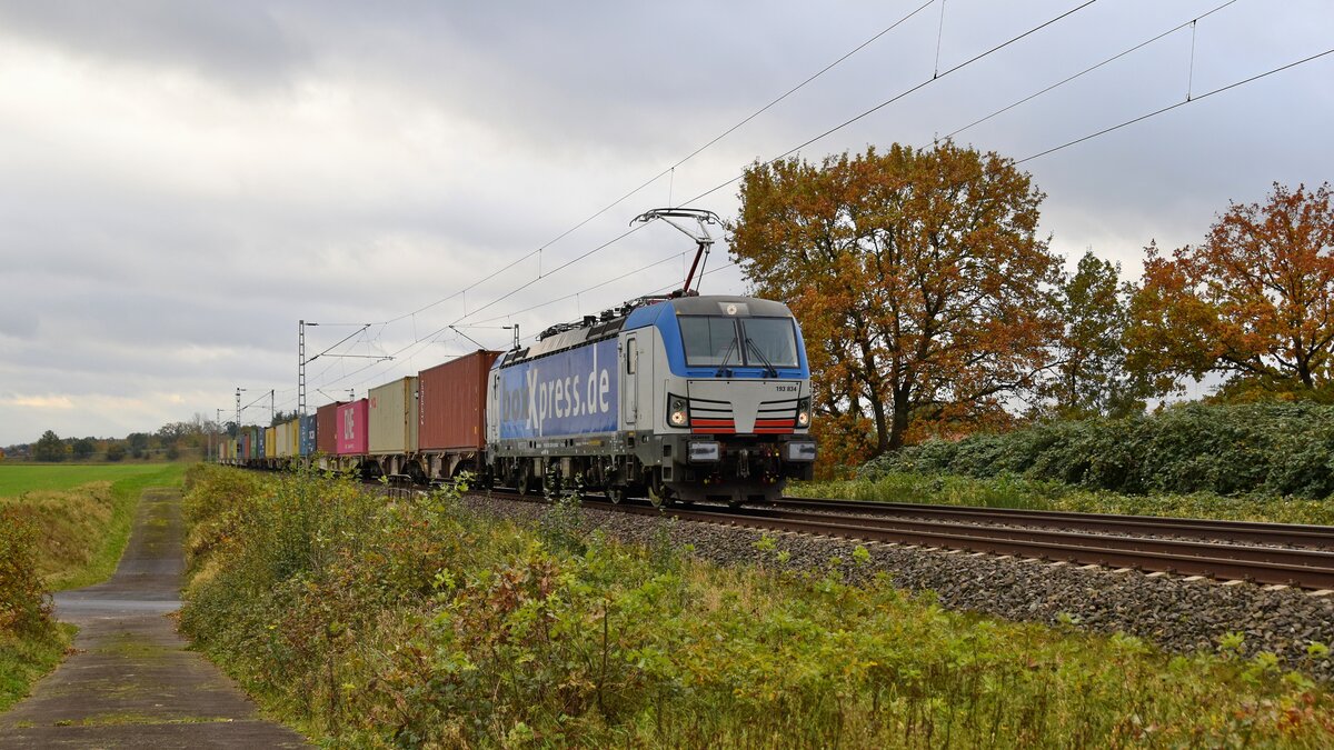 boxXpress 193 834 mit Containerzug in Richtung Bremen (Rohrsen, 08.11.2023).