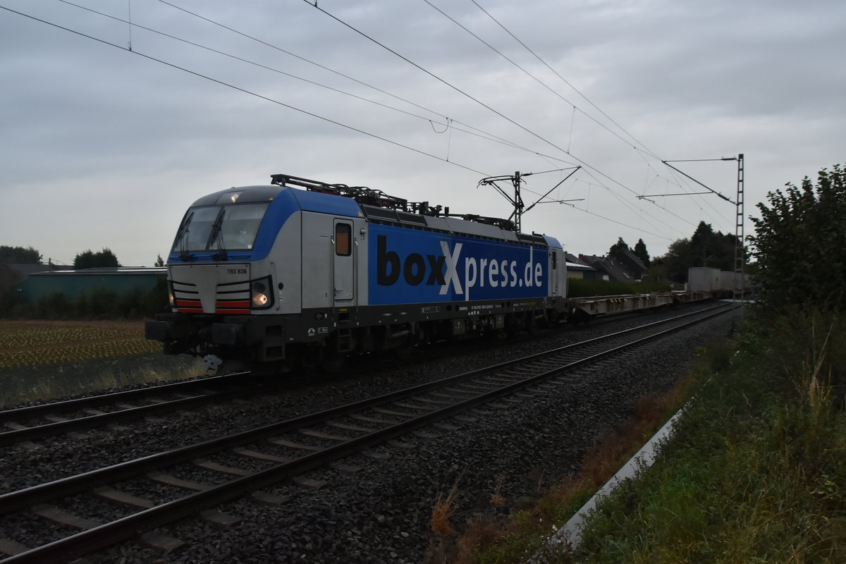 Boxxpress 193 836 mit einem Containerzug bei Gubberath gen Rheydt fahren am verregneten Abend des 24.9.2019