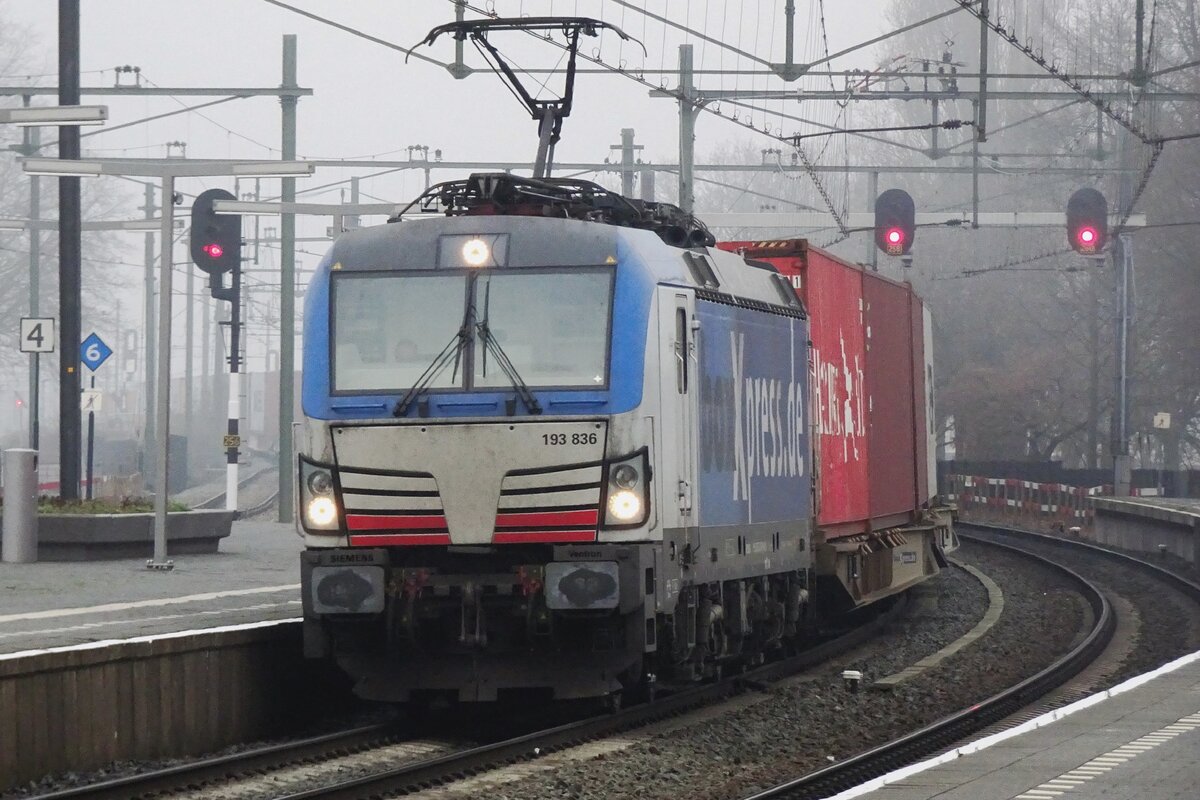 BoxXpress 193 836 schleppt ein KLV durch Blerick am mistigen 16.Dezember 2021.