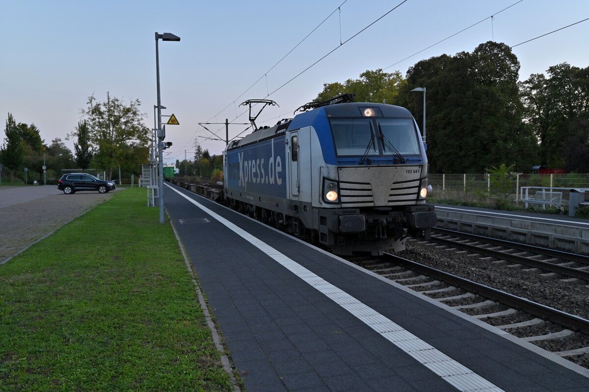 BOXXPRESS 193 841 mit einem Containerzug durch Bad Friedrichshall Kochendorf in Richtung Bad Friedrichshall Hbf faherend am Abend des 16.10.2021 