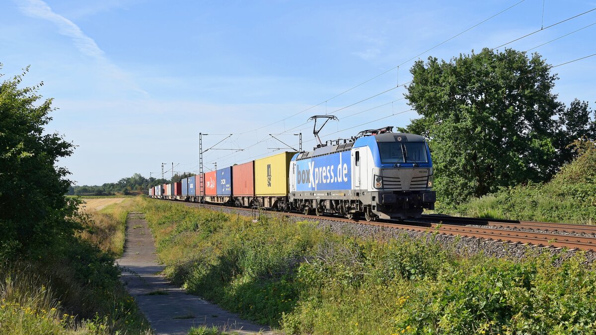 boxXpress 193 843 mit Containerzug in Richtung Bremen (Rohrsen, 02.08.2022).