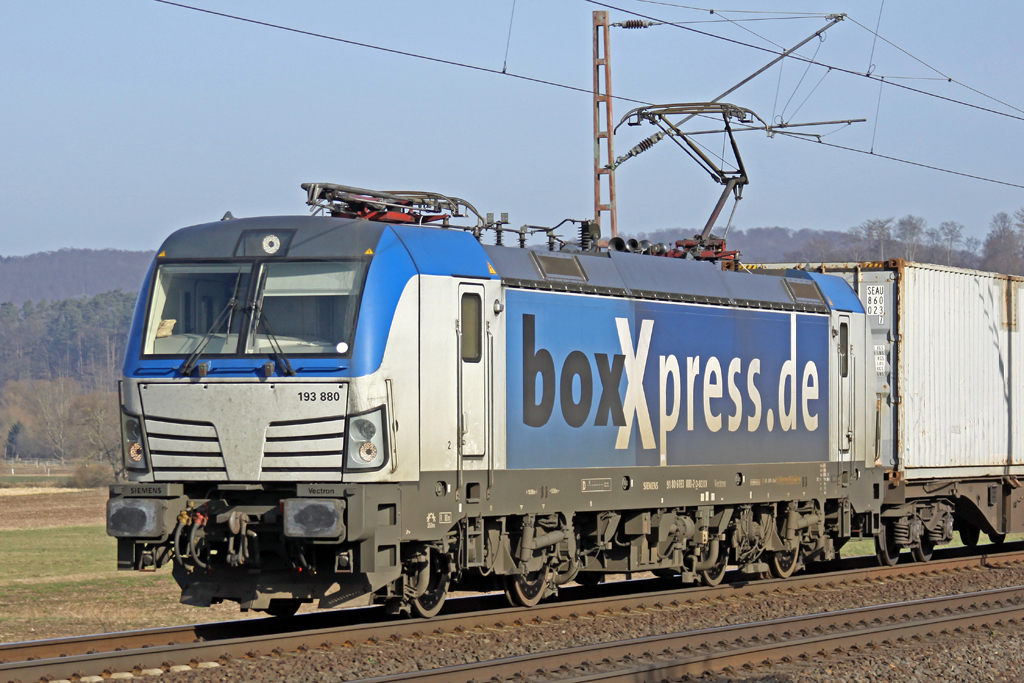 boxXpress  193 880-2 am 18.02.2015  13:38 KBS 350 in Richtung Göttingen am Bü Km75,1 nördl. von Salzderhelden