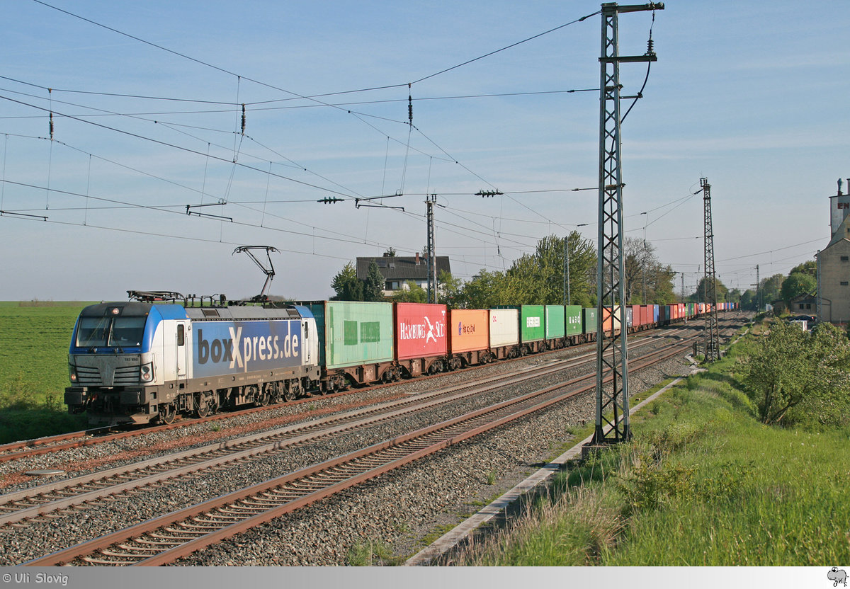 boxXpress 193 880 fährt am Morgen des 10. Mai 2017 in die Ausweiche bei Herrnberchtheim um einen nachfolgenden ICE überholen zu lassen.