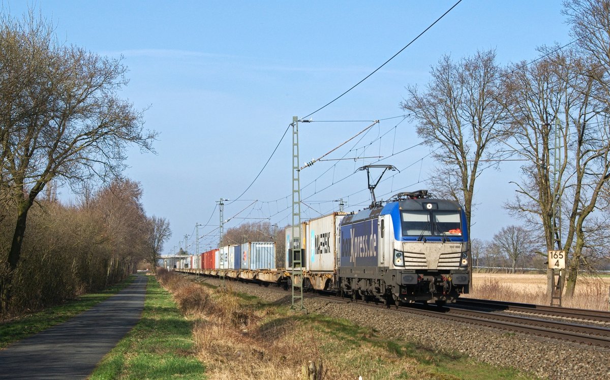 BoxXpress 193 880 fährt mit einem KLV-Zug am 16.03.17 zwischen Lembruch und Diepholz in Richtung Osnabrück.