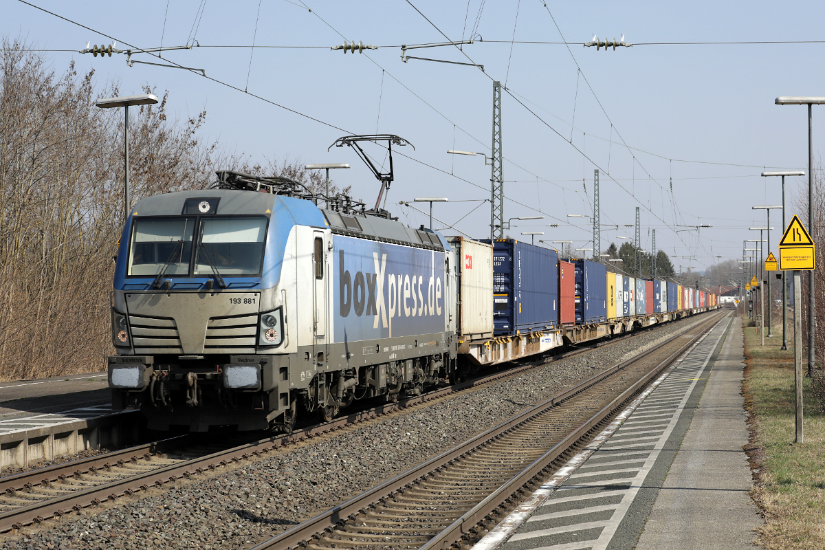 BoxXpress 193 881 durchfährt mit Containern den Bahnhof Gunzenhausen, 25.03.2022