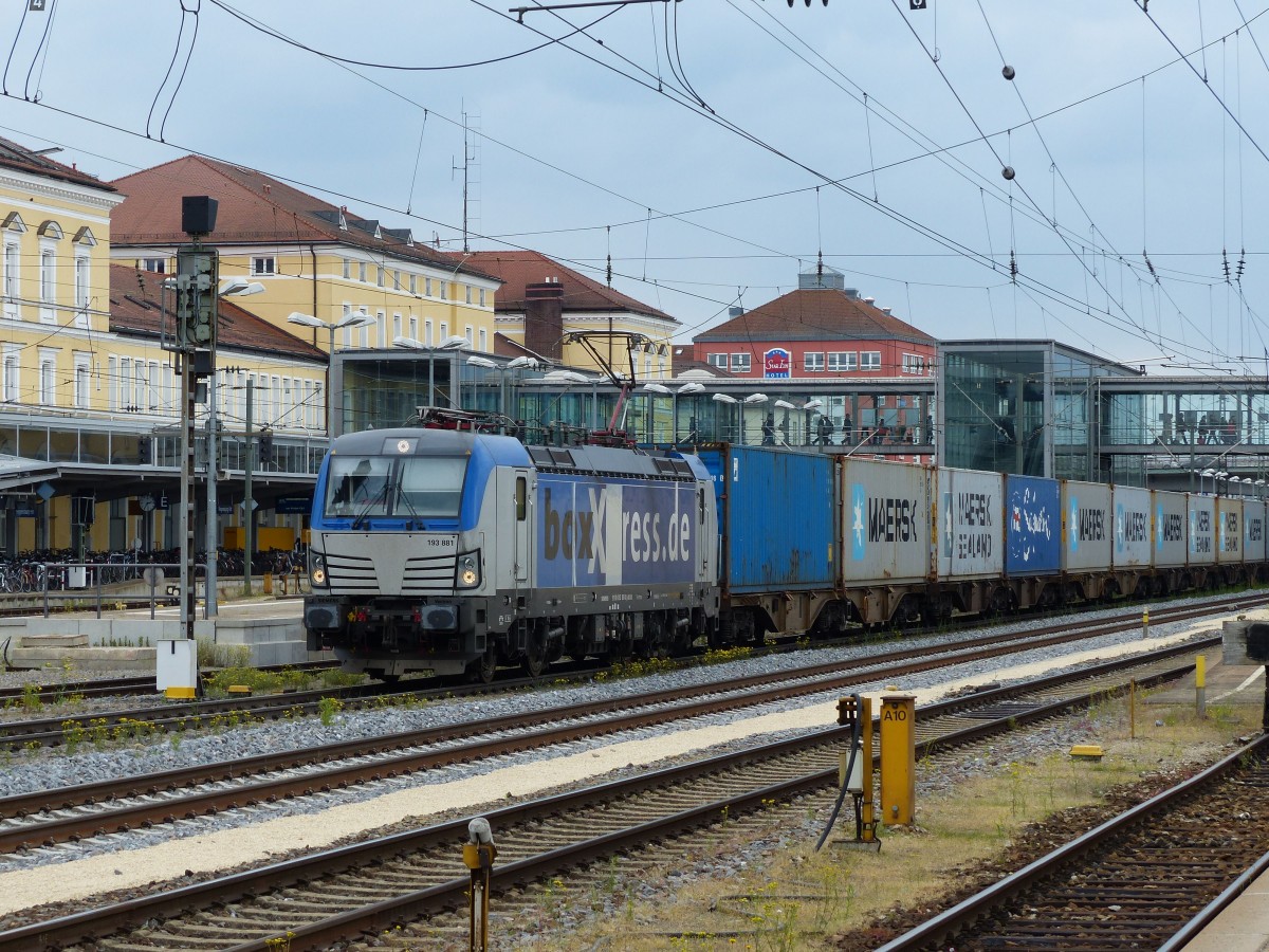 BoxXpress 193 881 mit einen  Schachtelexpress  am Haken fährt am 15.05.2014 durch den Regensburger Hauptbahnhof.