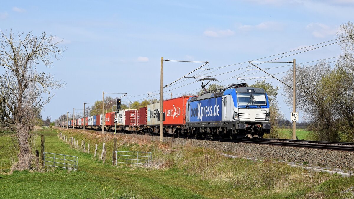 boxXpress 193 883 mit Containerzug in Richtung Osnabrück (Hüde, 18.04.2021).