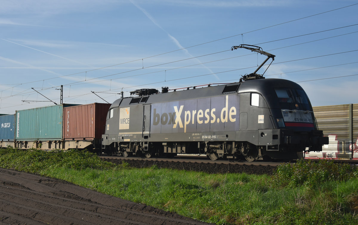 BoxXpress mit der 182 515-7/ES 64 U2-015 kommend mit Container aus Lüneburg. Höhe Bardowick, 27.04.2018.