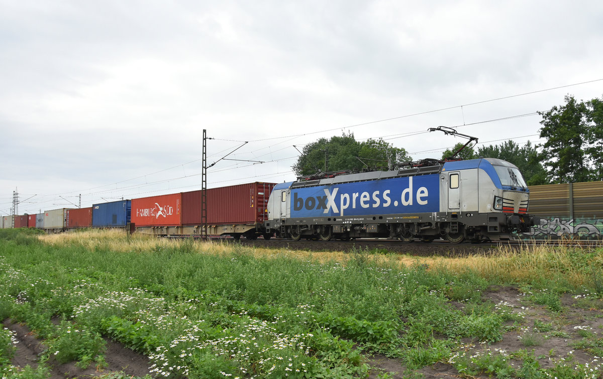 BoxXpress mit dem Vectron 193 834-9 unterwegs nach Hamburg. Höhe Bardowick, 19.06.2018.
