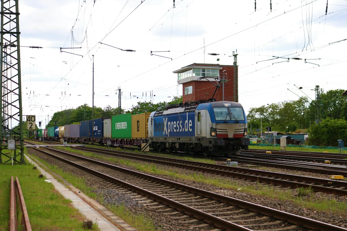 BoxXpress Siemens Vectron 193 834-9 mit einen Containerzug in Darmstadt-Kranichstein am 19.05.23