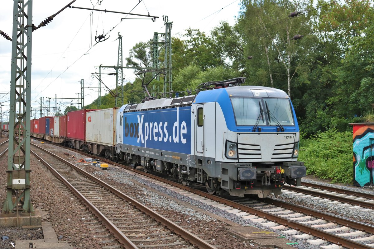 BoxXpress Siemens Vectron 193 841-4 in Hamburg Harburg am 16.07.19 vom Bahnsteig aus fotografiert