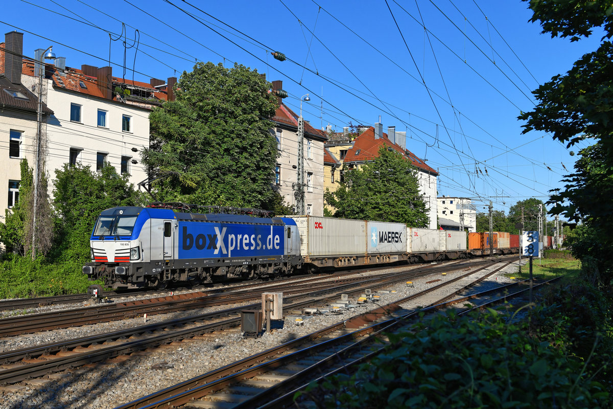 BoxXpress war eines der ersten Unternehmen, die auf den Vectron gesetzt haben. Einige der Maschinen, die ausschließlich vor Containerzügen zwischen Süddeutschland und den Nordseehäfen eingesetzt werden, tragen eine attraktive blau - weiße Farbgebung. Interessanterweise ist mir noch nie ein vernünftiges Bild davon gelungen. Das änderte sich erst am 07. Juli 2020, als ich die 193 835 vor dem gut ausgelasteten DGS 69180 München Riem nach Alte Süderelbe im Münchner Südbahnhof aufnehmen konnte. 