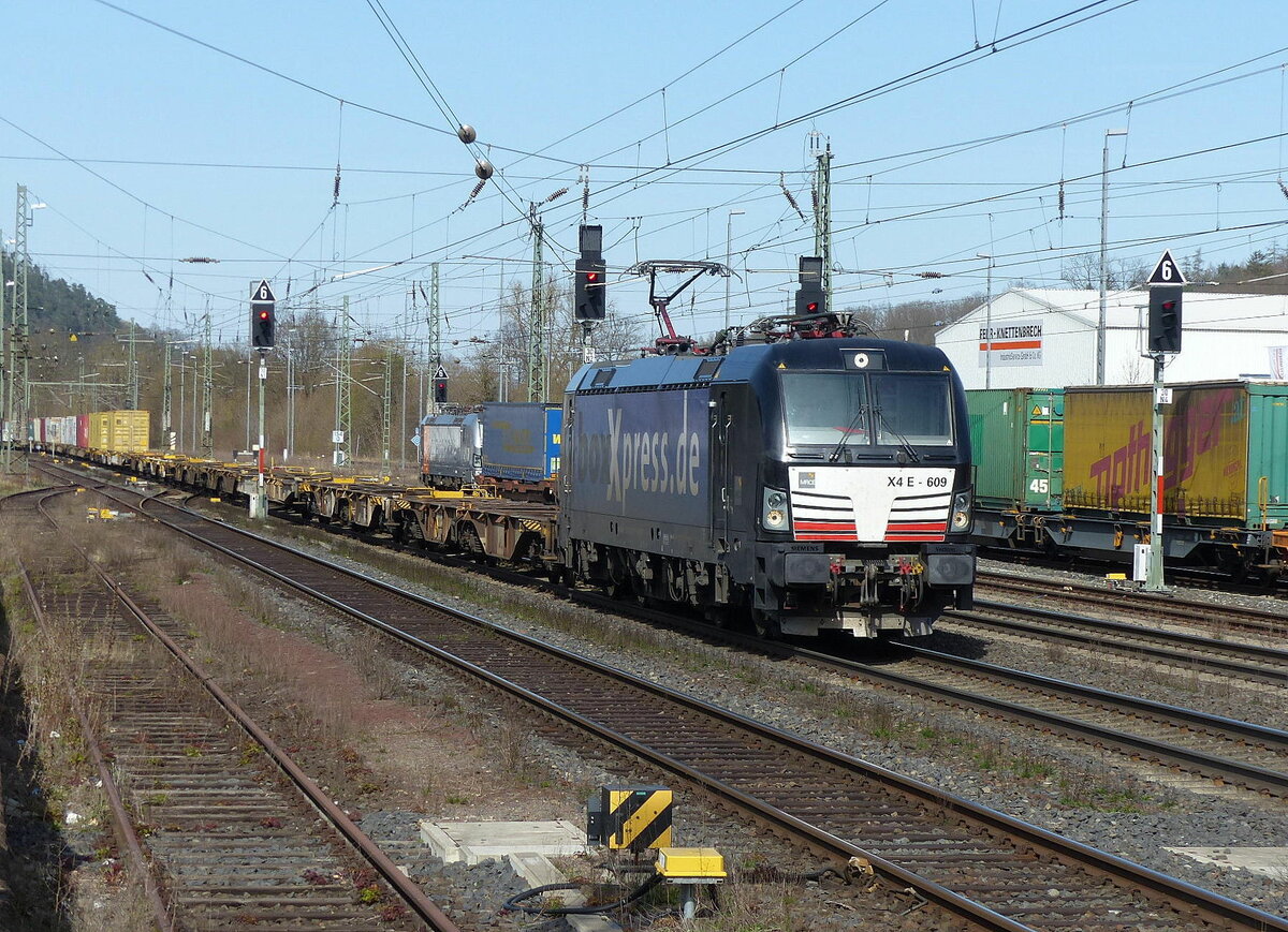 boxXpress.de 193 609 mit Containerwagen Richtung Fulda, am 11.04.2022 in Bad Hersfeld.
