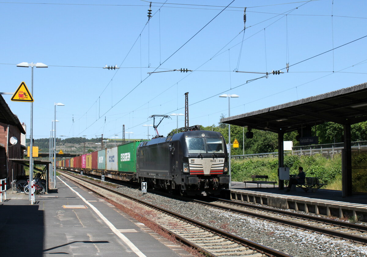 boxXpress.de 193 613 mit einem Containerwagenzug Richtung Würzburg, am 04.06.2023 in Karlstadt (Main).