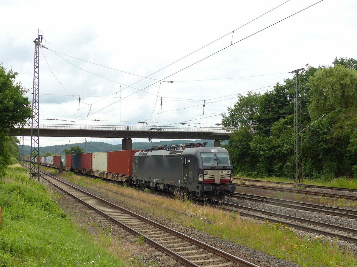 boxXpress.de 193 642 mit Containerwagen Richtung Fulda, am 30.06.2021 in Mecklar.