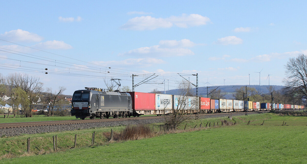 boxXpress.de 193 856 mit einem Containerwagenzug Richtung Bebra, am 05.04.2023 in Hauneck.