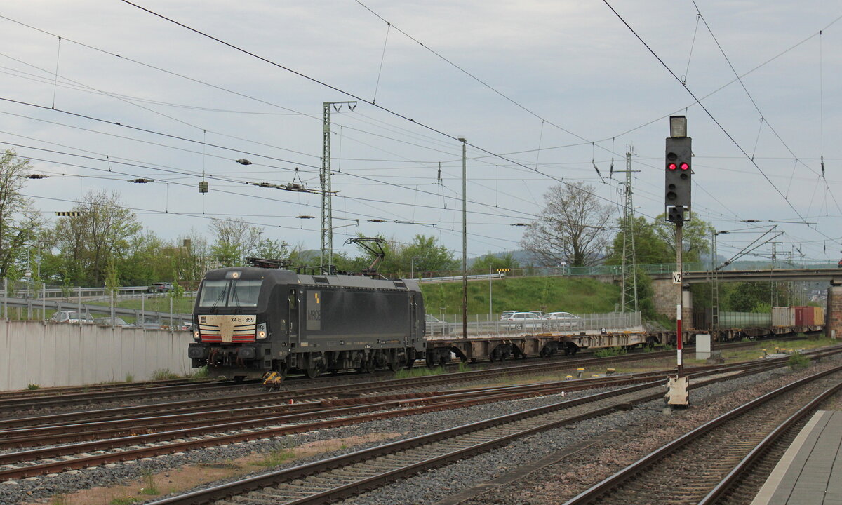 BoxXpress.de 193 859 mit Containerwagen Richtung Fulda, am 05.05.2023 in Fulda.