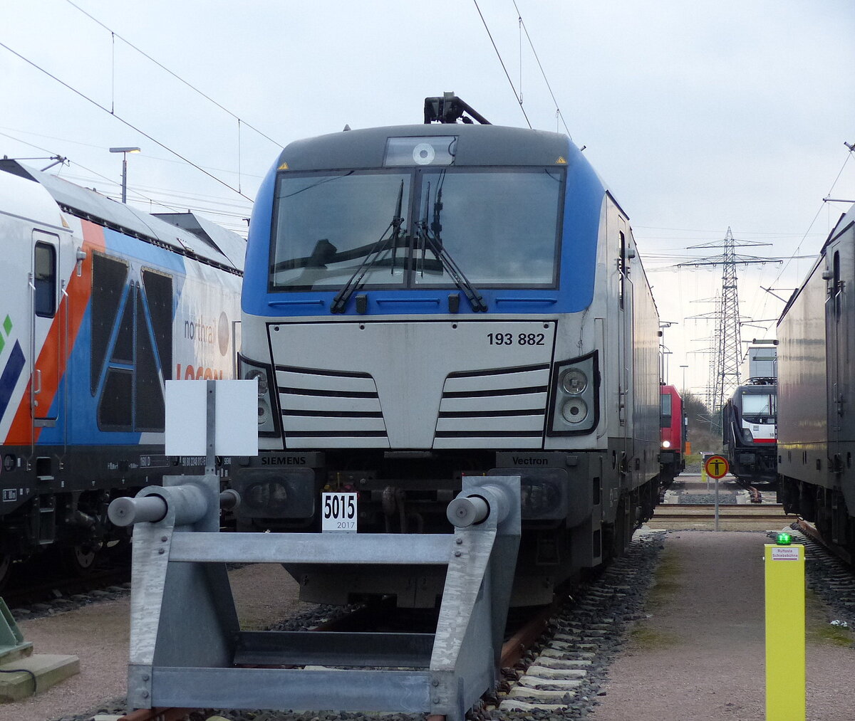boxXpress.de 193 882 am 15.02.2022 in der Lokservicestelle der HPA in Hamburg-Waltershof.  Durch den Zaun fotografiert.
