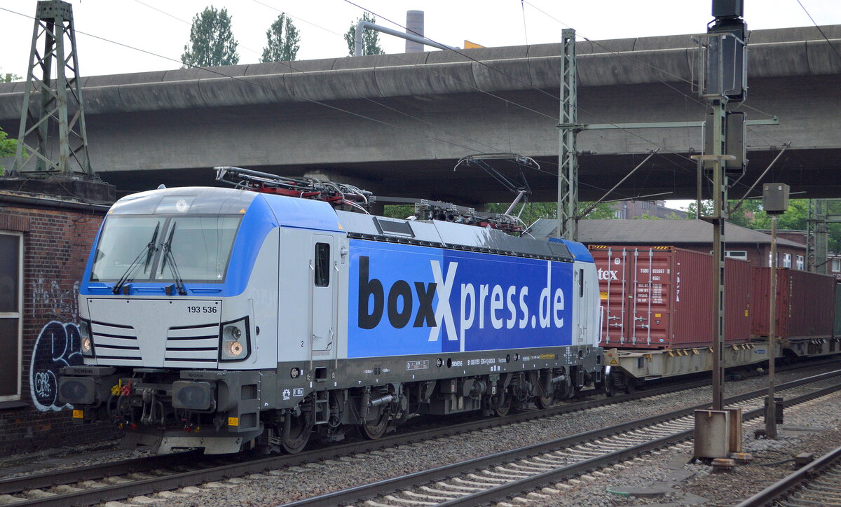 boxXpress.de GmbH, Hamburg [D] mit der recht neuen  193 536  [NVR-Nummer: 91 80 6193 536-0 D-BOXX] und Containerzug beim Verlasen des Hamburger Hafen am 07.06.21 Durchfahrt Bf. Hamburg-Harburg.