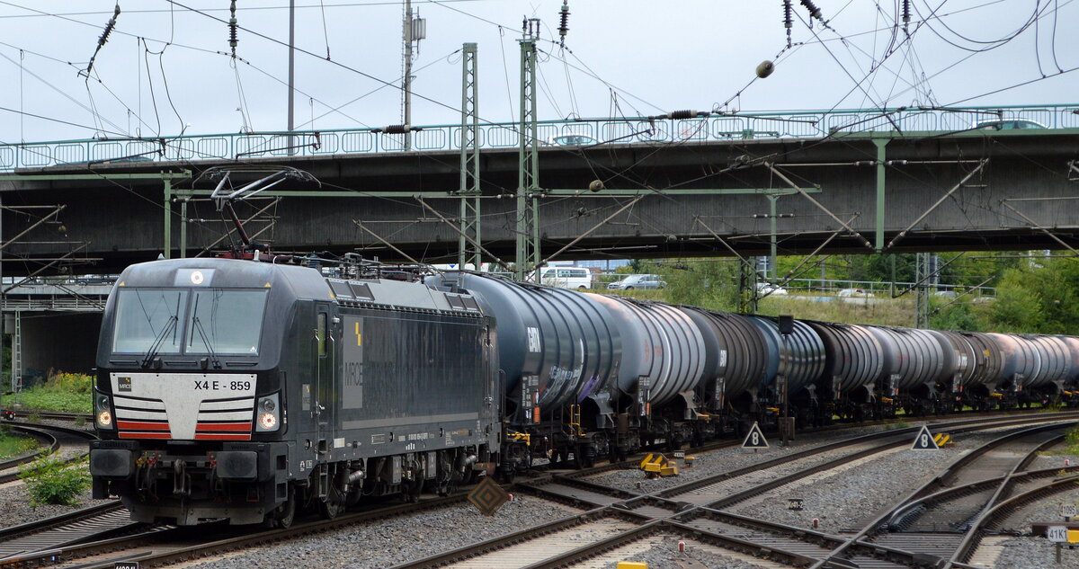 boxXpress.de GmbH, Hamburg [D]? mit der MRCE Vectrom   X4 E - 859  [NVR-Nummer: 91 80 6193 859-6 D-DISPO] und Kesselwagenzug am 25.08.21 Durchfahrt Bf. Hamburg-Harburg.