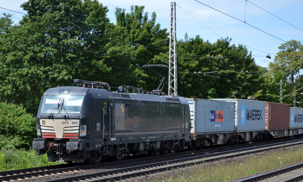 boxXpress.de GmbH, Hamburg [D] mit der MRCE Vectron  X4 E - 850  [NVR-Nummer: 91 80 6193 850-5 D-DISPO] und Containerzug am 18.07.22 Vorbeifahrt Bahnhof Dedensen Gümmer.