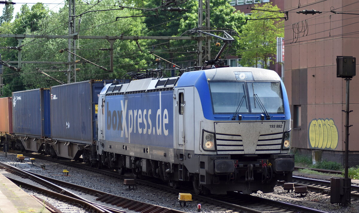 boxXpress.de GmbH, Hamburg [D] mit ihrer  193 882  [NVR-Nummer: 91 80 6193 882-8 D-BOXX]
fährt Richtung Hafen Hamburg mit einem Containerzug am 22.05.23 Bahnhof Hamburg-Harburg.
