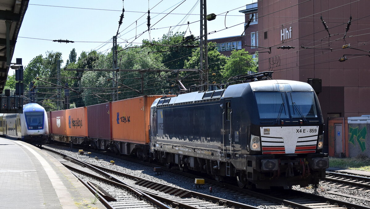 boxXpress.de GmbH, Hamburg [D] mit der MRCE Vectron  X4 E - 859  [NVR-Nummer: 91 80 6193 859-6 D-DISPO] und einem Containerzug am 13.06.23 Richtung Hamburger Hafen Vorbeifahrt Bahnhof Hamburg-Harburg.